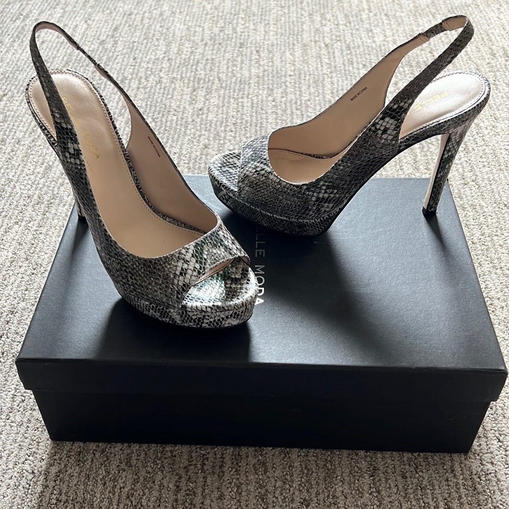 Pelle Moda Snakeskin Pumps Platform Heels Peeptoe Pumps